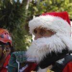 “Mientras Dios me dé licencia, acá estaremos”: Santa Claus desciende del puente Las Vacas para entregar regalos a 500 niños