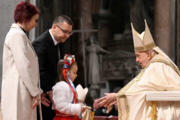 Papa Francisco insta a erradicar el acoso escolar y lamenta que 250 millones de niños no tengan acceso a la educación