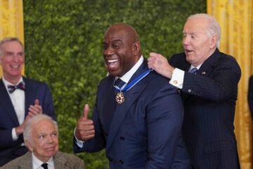 Lionel Messi, Michael J. Fox, Hilary Clinton, “Magic” Johnson y Bono son condecorados por Joe Biden