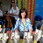 María del Carme Arrom Loscos firmó su novela Noninó en la parada de Letrame en Sant Jordi 2025