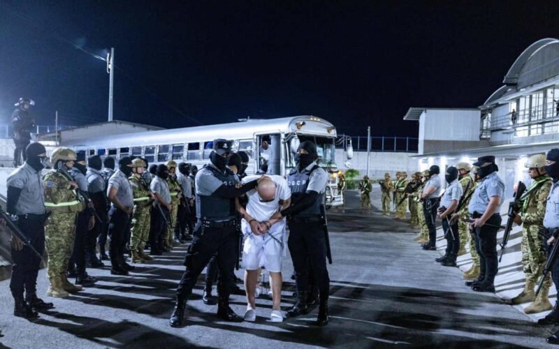 Informe señala que EE. UU. sabía que varios migrantes enviados a El Salvador no tenían antecedentes