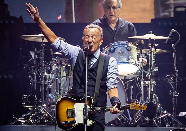 Bruce Springsteen protesta contra Donald Trump en su concierto de San Sebastián: «Os pido que alcéis la voz y os unáis a nosotros contra el autoritarismo»