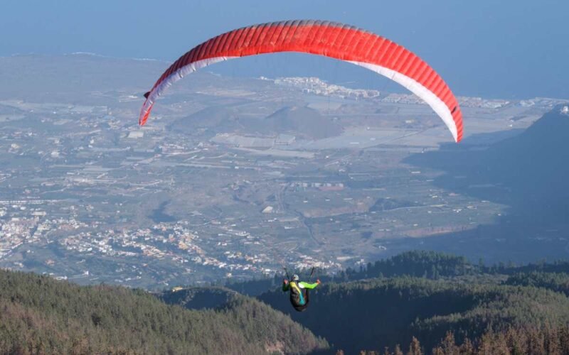 Modelo muere en Montenegro por soltar su arnés de seguridad mientras viajaba en parapente