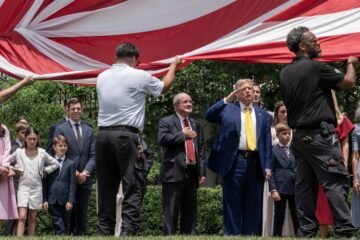 Trump exhibe dos bandera gigantes en la Casa Blanca en medio de la tensión entre Israel e Irán