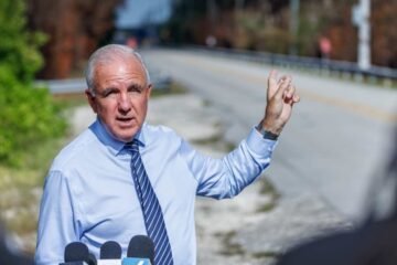 Congresista de EE. UU. defiende centro de detención del ICE en donde migrantes pidieron auxilio
