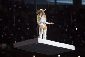 Beyoncé casi cae de auto suspendido en pleno concierto