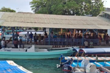 Videos muestran naufragio de lancha con 15 pasajeros en Río Dulce; una mujer muerta y cinco desaparecidos