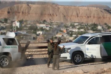 Migrantes que cruzan ilegalmente la frontera de EE. UU. podrían ser condenados por tres delitos