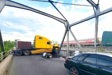 Accidente de tráiler en el km 132 de la ruta al Pacífico complica el tránsito hacia la capital