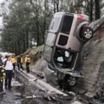 Vehículo con destino al Centro Histórico derriba un poste y queda volcado en el Anillo Periférico