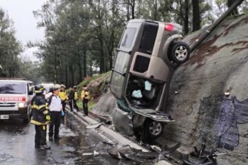 Vehículo con destino al Centro Histórico derriba un poste y queda volcado en el Anillo Periférico