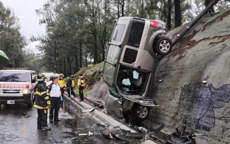 Vehículo con destino al Centro Histórico derriba un poste y queda volcado en el Anillo Periférico