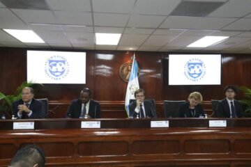 Guatemala aprueba revisión del FMI, pero enfrenta retos en infraestructura y gasto público