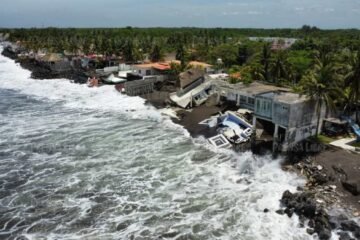Imágenes de chalés destruidos por el oleaje en Iztapa