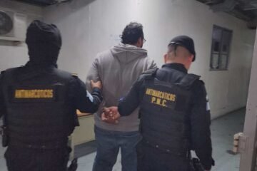 Llevaba metanfetamina y marihuana: PNC detiene a presunto distribuidor de droga mexicano en la zona 11
