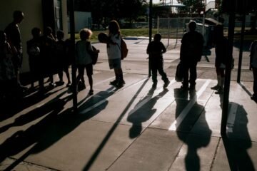 Cómo las redadas migratorias agravan la crisis de ausentismo escolar en EE. UU.