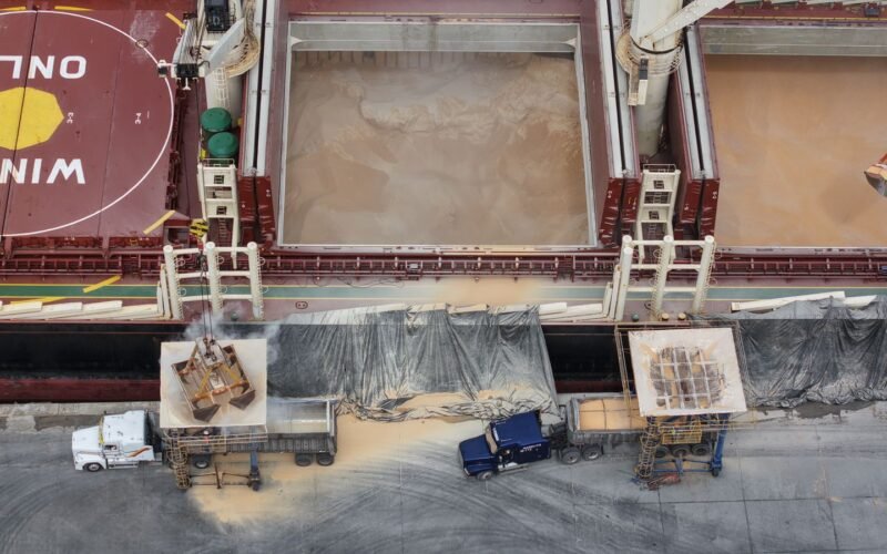Fondeo en Puerto Quetzal se complica por nueva modalidad de exportación de azúcar en sacos y dos factores más provocan atrasos