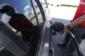 Banguat identifica amenazas externas que presionan precios en el barril del petróleo y cómo impactaría al país