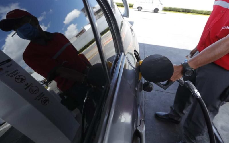 Banguat identifica amenazas externas que presionan precios en el barril del petróleo y cómo impactaría al país