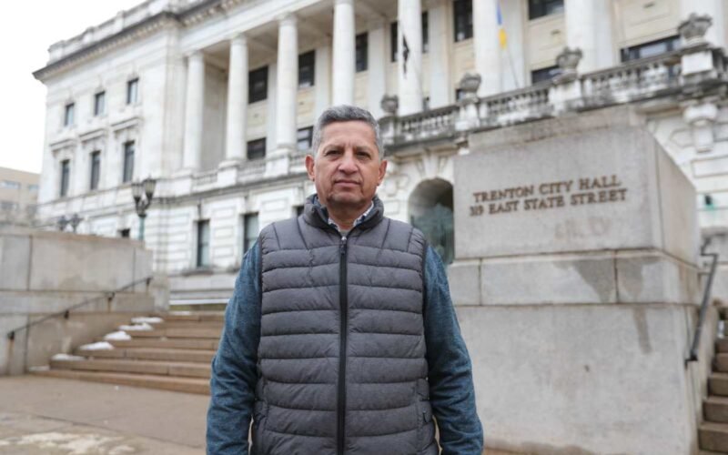 El maestro migrante que teje hilos de solidaridad de Nueva Jersey a Monjas, Jalapa