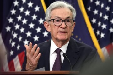 Fed mantiene tasas de interés y rebaja proyección para economía de EE. UU.