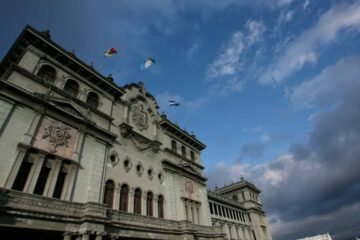 Arévalo designa a Javier Bauer y Luis Velázquez como directores ante la Superintendencia de Competencia