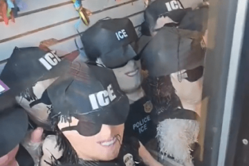 Negocio latinoamericano elabora piñatas de agentes de ICE en respuesta a las redadas y se viraliza en las redes