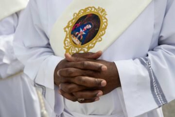 Sacerdotes acompañaron a inmigrantes a sus citas en la corte y así reaccionaron agentes de ICE