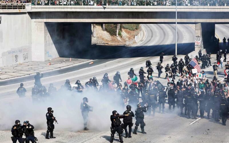 Guardia Nacional llega a Los Ángeles por las protestas contra redadas; civiles hacen barrera humana para impedirles el paso