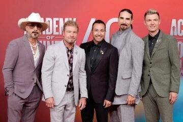 Miembro de Backstreet Boys demanda que policía no intervino para evitar que turistas entren a su playa