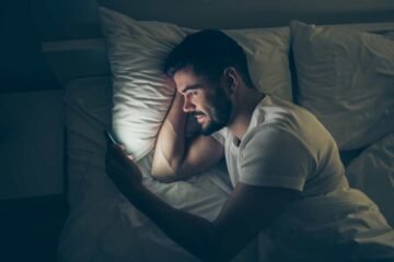 ¿Cargar siempre el celular en la cama afecta su descanso? Lo que dicen los expertos en sueño