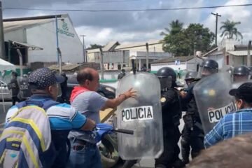 Videos: Maestros del STEG se enfrentan a antimotines durante desalojo de bloqueo en Izabal