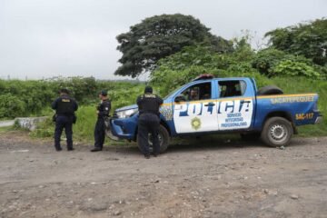 Señalan a agentes de PNC de pedir soborno a familiares de padre e hijo fallecidos en Santa María de Jesús