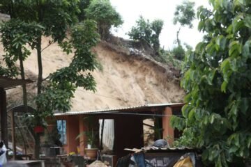 Sin ayuda del Estado, familias de la aldea Las Trojes reconstruyen sus casas tras sismos