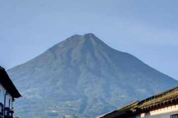Temblores y erupciones volcánicas: Insivumeh explica relación entre secuencia sísmica y el volcán de Agua
