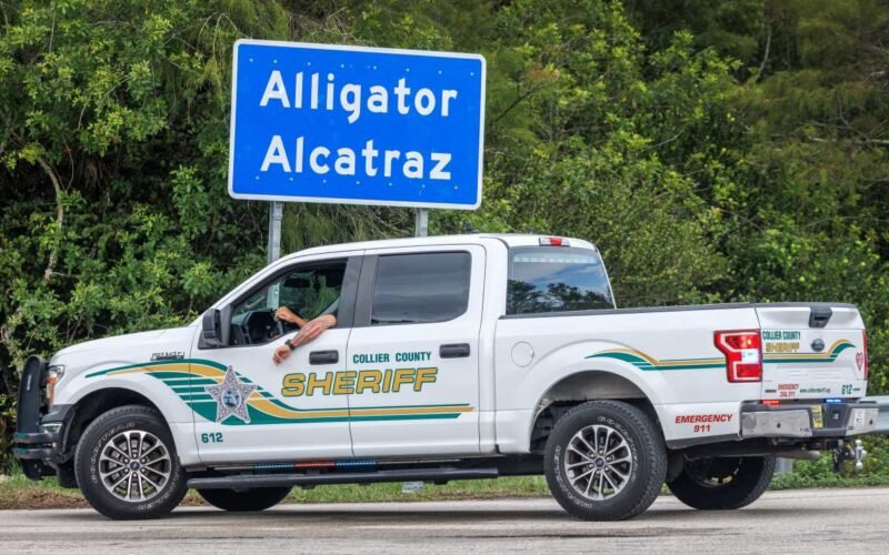 Jueza rechaza petición del gobierno de Trump para frenar desmantelamiento de “Alligator Alcatraz”