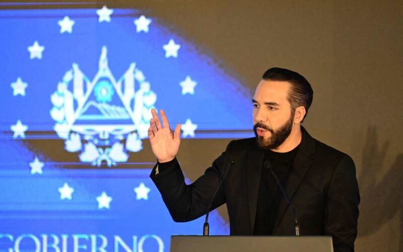 El Salvador dice que destruyó el mando de las pandillas, pero seguirá el régimen de excepción impuesto por Bukele