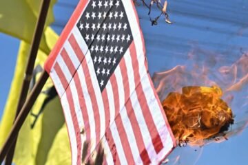 Arrestan a veterano por quemar bandera de EE. UU.: “Ejercí mi derecho a la libertad de expresión”