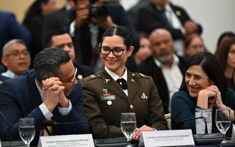 Cómo El Salvador promulga normas escolares de estilo militar para “recuperar disciplina”