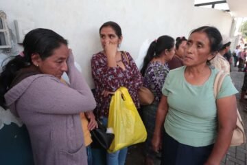 “Solo quería abrazarlo”: familias guatemaltecas esperaban reencontrarse con sus hijos retornados desde EE.UU. pero los vuelos fueron cancelados