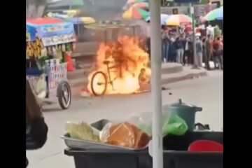 Impactantes videos muestran cómo estalla una venta ambulante de alimentos en el parque de Santa Cruz del Quiché