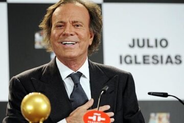 Julio Iglesias pide otra vez a la Fiscalía las acusaciones contra él y sugiere que podría actuar contra sus ex empleadas por «denuncia falsa»
