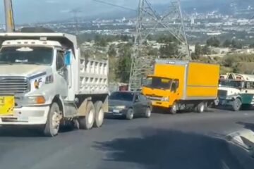 Trabajos de Covial y vehículos averiados generan caos vial en ruta de Bárcenas a Milpas Altas