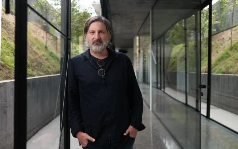 El chileno Smiljan Radic Clarke recibe el Premio Pritzker por «privilegiar la fragilidad frente a la certeza»