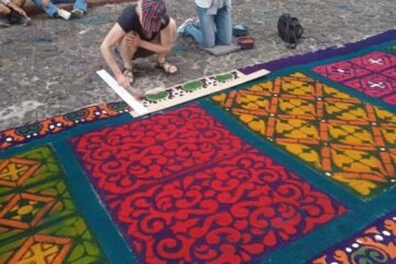 Talleres de alfombras de Cuaresma y Semana Santa: la experiencia para crear y conocer el arte efímero de Guatemala