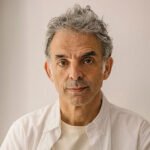 Etgar Keret: «Tras el ataque de Hamas me siento más judío que israelí, tengo la sensación de que quien manda en Israel hace todo lo posible para dañarme»
