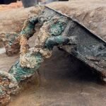 El nuevo tesoro tartésico del Turuñuelo: un carro de bronce que confirma el comercio de lujo con el Mediterráneo