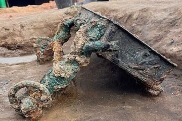 El nuevo tesoro tartésico del Turuñuelo: un carro de bronce que confirma el comercio de lujo con el Mediterráneo