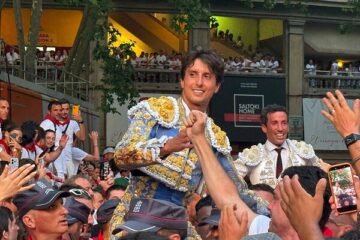 Puerta grande de chirigota para Roca Rey y David de Miranda en Pamplona