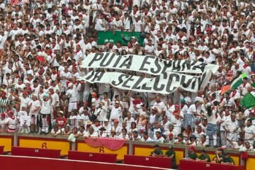 Gritos de  «Que viva España» y «Yo soy español» para responder a las pancartas de «Puta España y puta selección» en la plaza de toros de Pamplona